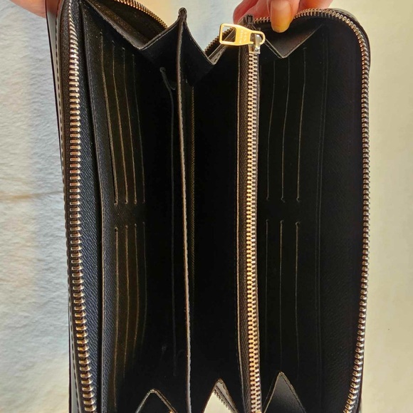 Louis Vuitton Men’s Wallet - Picture 4 of 9